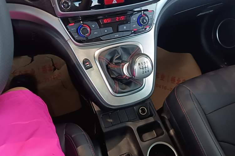 Used Haval M6 2019 1.5T Manual Two-Wheel Drive Elite Version China VI Standard Gear Lever