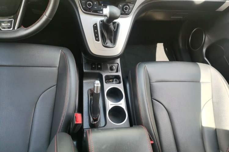 Used Haval M6 2019 1.5T DCT Two-Wheel Drive Elite Version China VI Standard Gear Lever