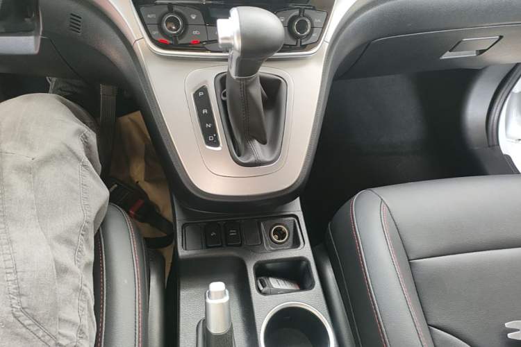 Used Haval M6 2019 1.5T DCT Two-Wheel Drive Elite Version China VI Standard Gear Lever