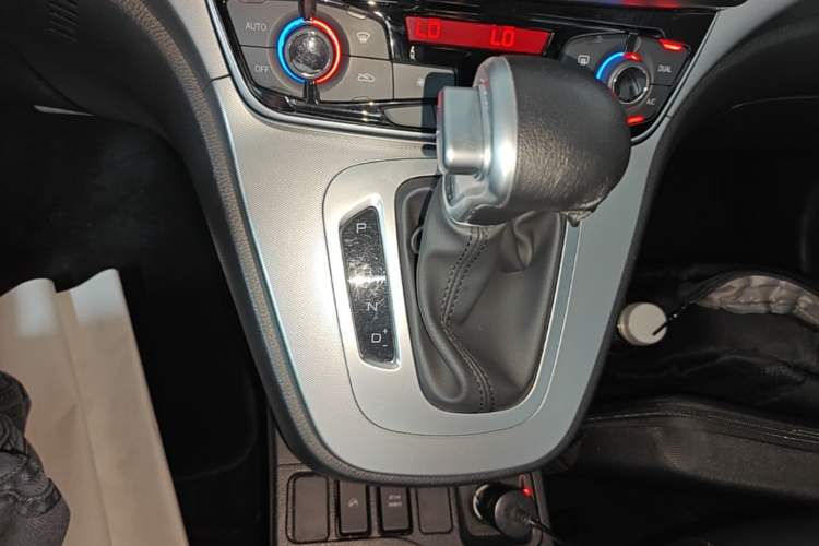 Used Haval M6 2019 1.5T DCT Two-Wheel Drive Elite Version China VI Standard Gear Lever