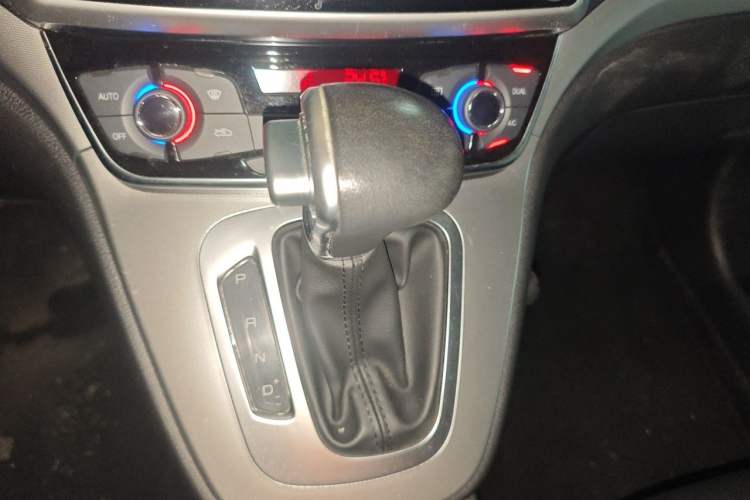 Used Haval M6 2019 1.5T DCT Two-Wheel Drive Value Edition China VI Standard Gear Lever