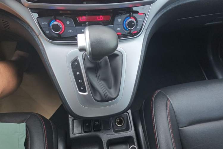 Used Haval M6 2019 1.5T DCT Two-Wheel Drive Elite Version China VI Standard Gear Lever