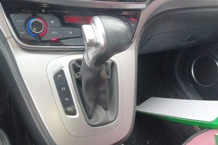 Used Haval M6 2019 1.5T DCT Two-Wheel Drive Elite Version China VI Standard Gear Lever