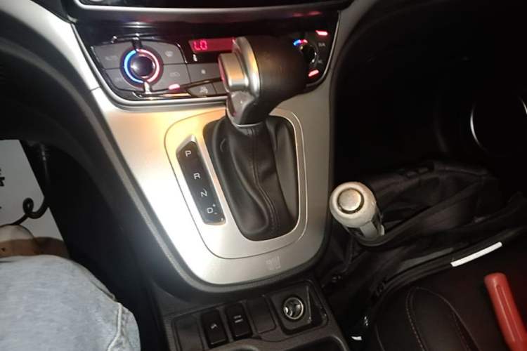 Used Haval M6 2019 1.5T DCT Two-Wheel Drive Elite Version China VI Standard Gear Lever