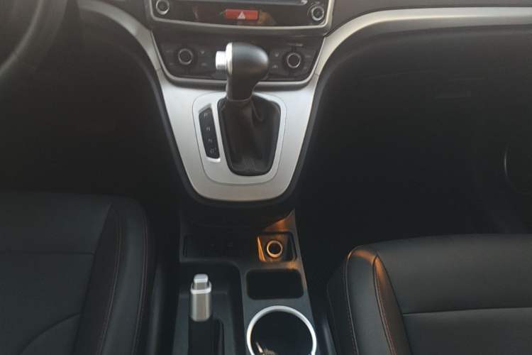 Used Haval M6 2019 1.5T DCT Two-Wheel Drive Elite Version China VI Standard Gear Lever