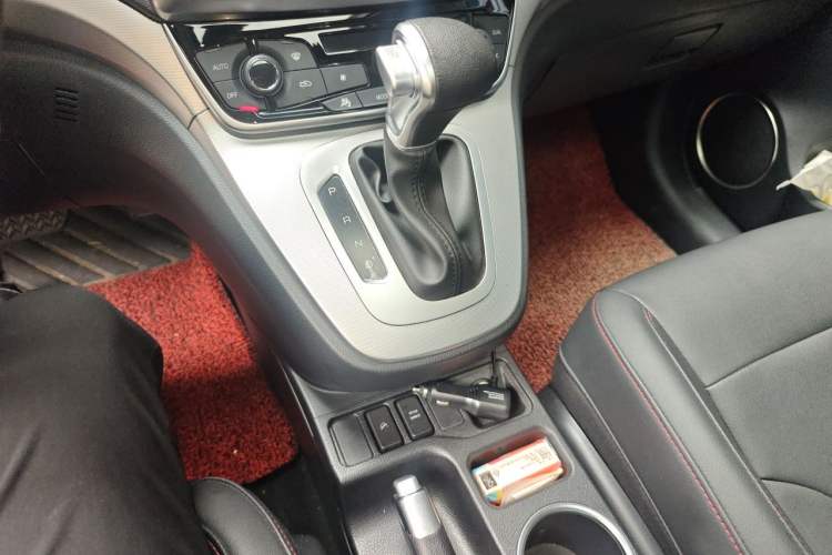 Used Haval M6 2019 1.5T DCT Two-Wheel Drive Elite Version China VI Standard Gear Lever