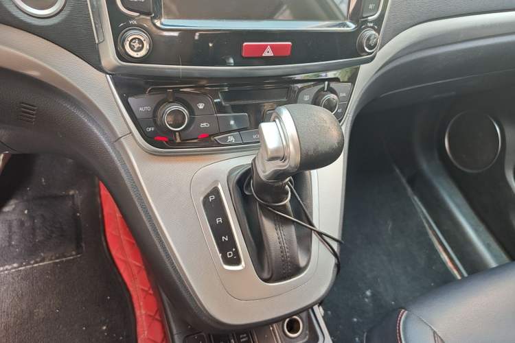 Used Haval M6 2019 1.5T DCT Two-Wheel Drive Elite Version China VI Standard Gear Lever