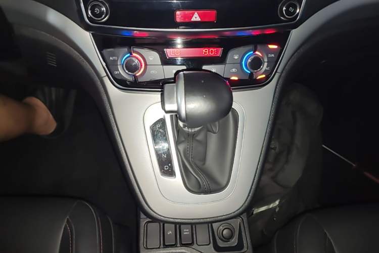 Used Haval M6 2019 1.5T DCT Two-Wheel Drive Elite Version China VI Standard Gear Lever
