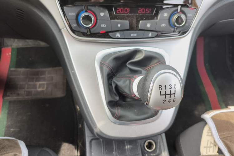 Used Haval M6 2019 1.5T Manual Two-Wheel Drive Urban Version China VI Standard Gear Lever
