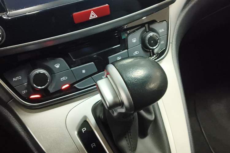 Used Haval M6 2019 1.5T DCT Two-Wheel Drive Value Edition China VI Standard Gear Lever