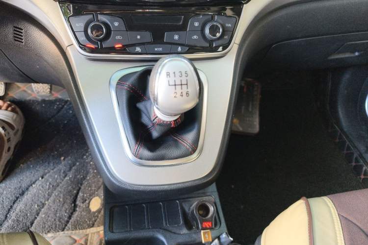 Used Haval M6 2019 1.5T Manual Two-Wheel Drive Elite Version China VI Standard Gear Lever