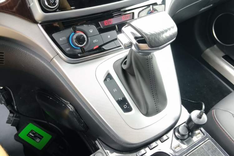 Used Haval M6 2019 1.5T DCT Two-Wheel Drive Elite Version China VI Standard Gear Lever