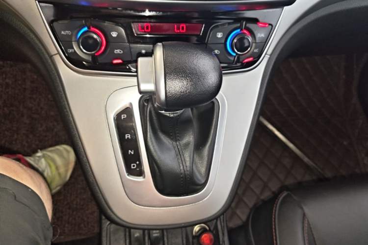 Used Haval M6 2019 1.5T DCT Two-Wheel Drive Elite Version China VI Standard Gear Lever