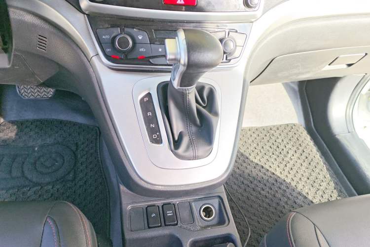 Used Haval M6 2019 1.5T DCT Two-Wheel Drive Elite Version China VI Standard Gear Lever
