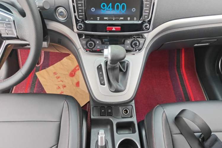 Used Haval M6 2019 1.5T DCT Two-Wheel Drive Elite Version China VI Standard Gear Lever