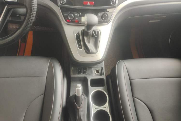 Used Haval M6 2019 1.5T DCT Two-Wheel Drive Elite Version China VI Standard Gear Lever