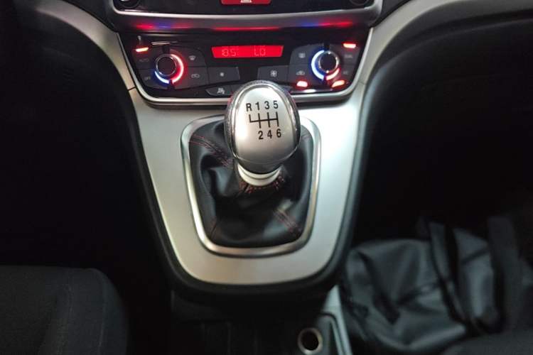 Used Haval M6 2019 1.5T Manual Two-Wheel Drive Urban Version China VI Standard Gear Lever