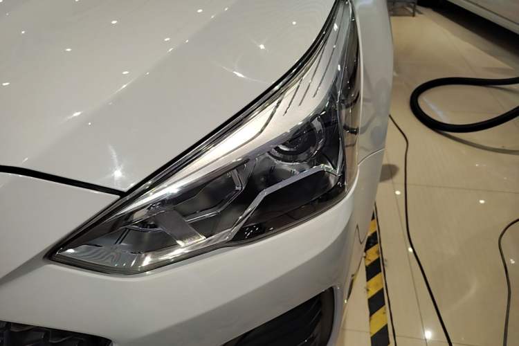 Used Haval M6 2019 1.5T DCT Two-Wheel Drive Value Edition China VI Standard Left Front Headlight