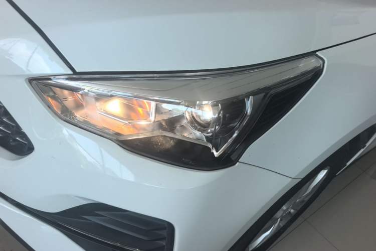 Used Haval M6 2019 1.5T DCT Two-Wheel Drive Value Edition China VI Standard Left Front Headlight