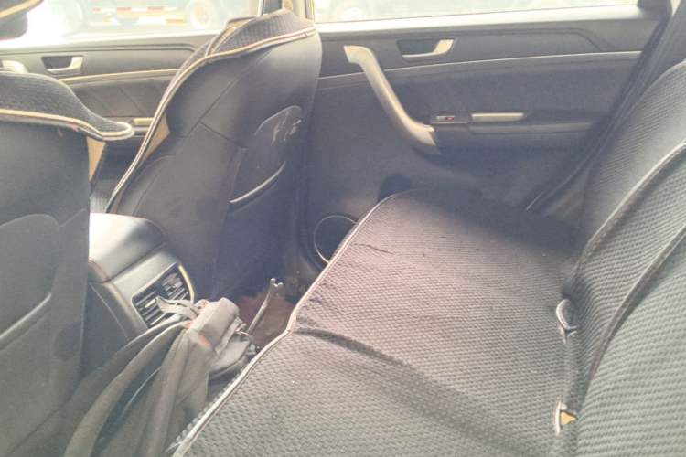 Used Haval M6 2019 1.5T Manual Two-Wheel Drive Elite Version China VI Standard Left Rear Seat