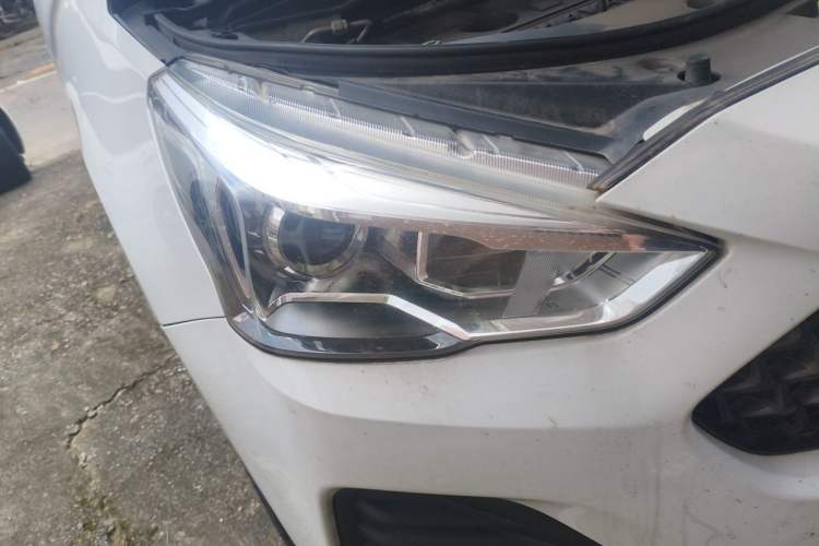 Used Haval M6 2019 1.5T DCT Two-Wheel Drive Value Edition China VI Standard Right Front Headlight
