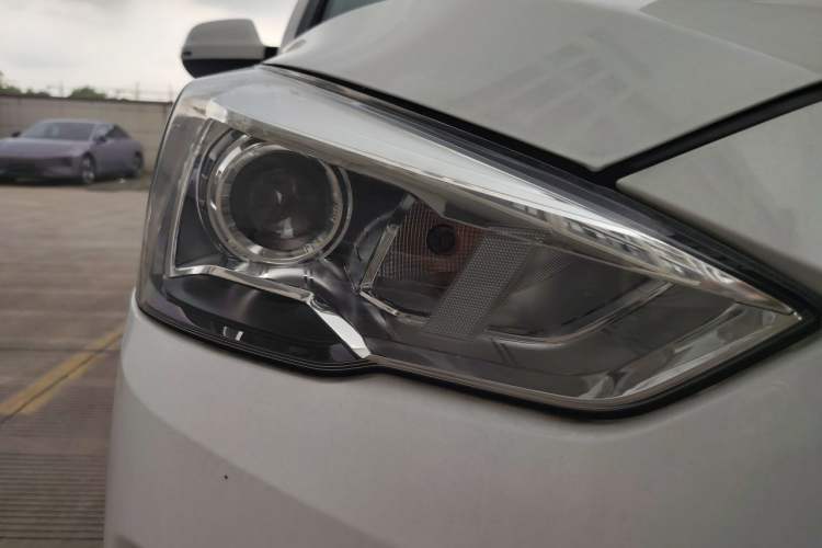 Used Haval M6 2019 1.5T DCT Two-Wheel Drive Elite Version China VI Standard Right Front Headlight