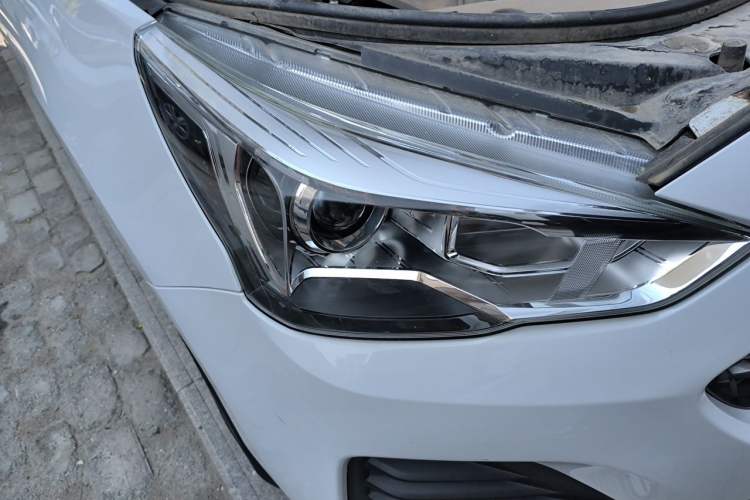 Used Haval M6 2019 1.5T Manual Two-Wheel Drive Urban Version China VI Standard Right Front Headlight