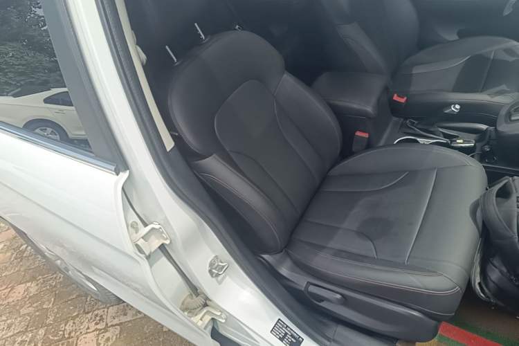 Used Haval M6 2019 1.5T DCT Two-Wheel Drive Value Edition China VI Standard Right Front Seat
