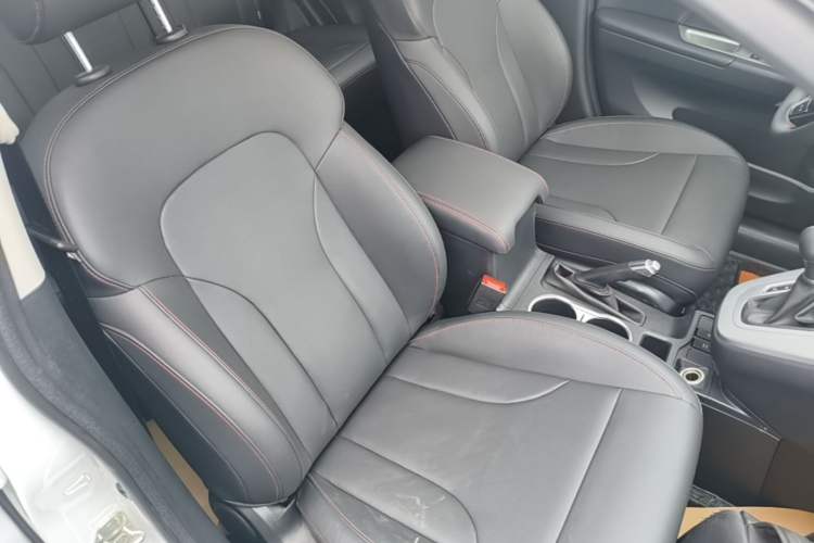 Used Haval M6 2019 1.5T DCT Two-Wheel Drive Elite Version China VI Standard Right Front Seat