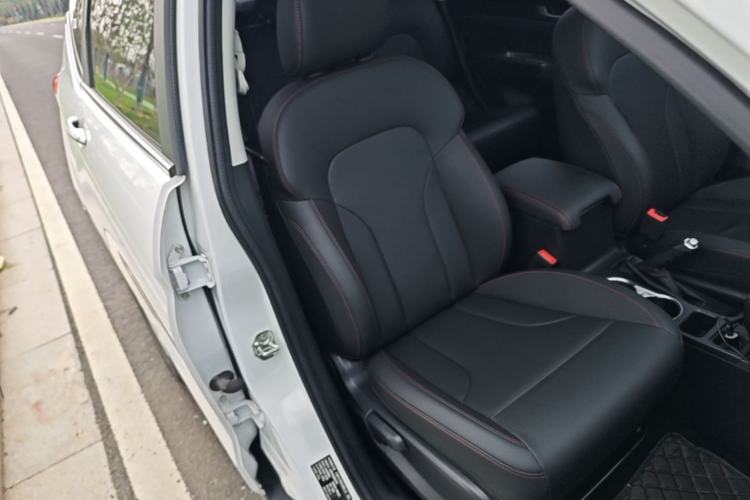 Used Haval M6 2019 1.5T DCT Two-Wheel Drive Value Edition China VI Standard Right Front Seat