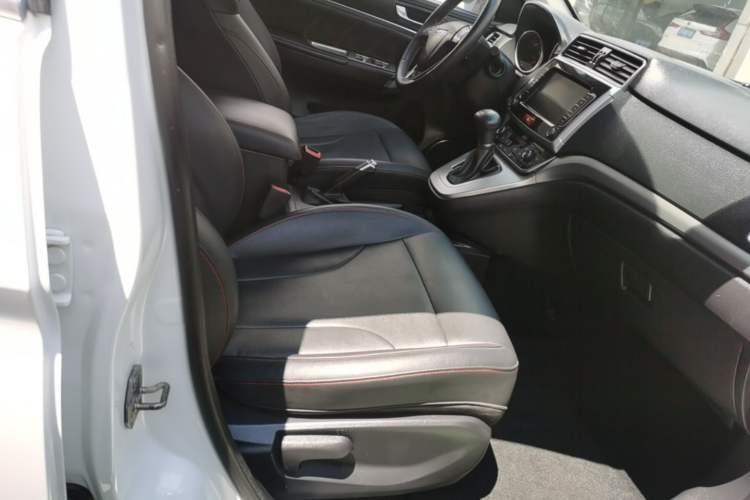 Used Haval M6 2019 1.5T DCT Two-Wheel Drive Elite Version China VI Standard Right Front Seat