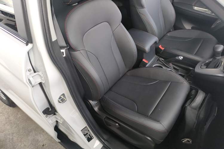 Used Haval M6 2019 1.5T DCT Two-Wheel Drive Elite Version China VI Standard Right Front Seat