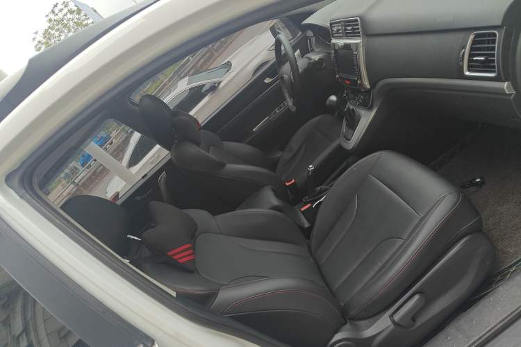 Used Haval M6 2019 1.5T DCT Two-Wheel Drive Elite Version China VI Standard Right Front Seat