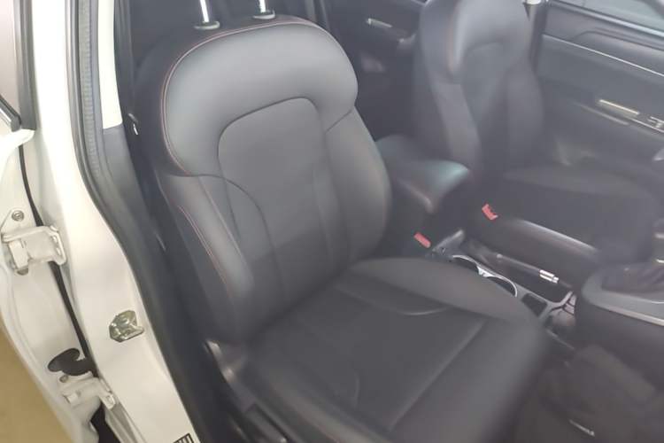 Used Haval M6 2019 1.5T DCT Two-Wheel Drive Elite Version China VI Standard Right Front Seat