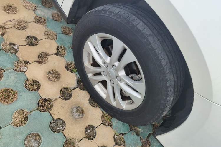 Used Haval M6 2019 1.5T Manual Two-Wheel Drive Elite Version China VI Standard Right Front Wheel Hub