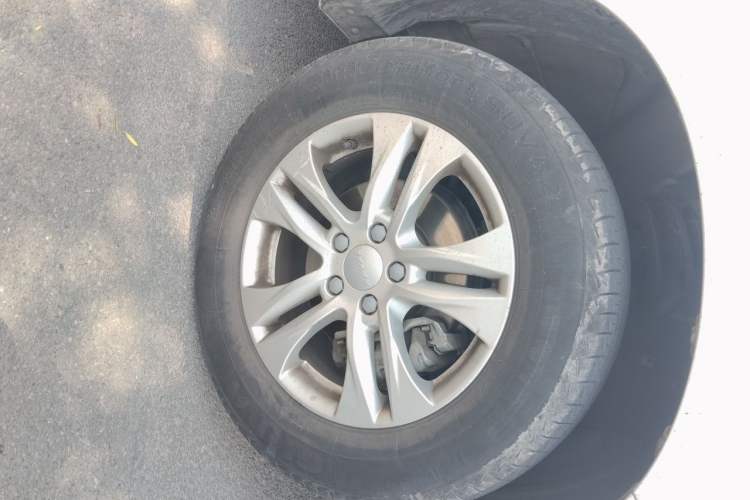 Used Haval M6 2019 1.5T DCT Two-Wheel Drive Value Edition China VI Standard Right Front Wheel Hub