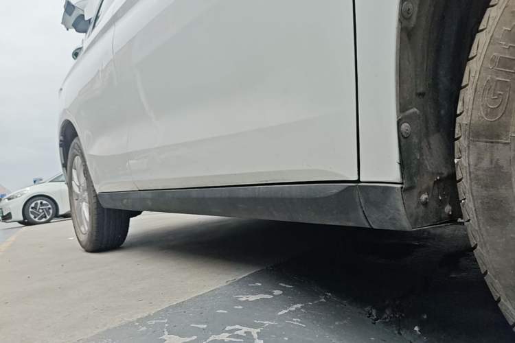 Used Haval M6 2019 1.5T Manual Two-Wheel Drive Elite Version China VI Standard Right Side Sill