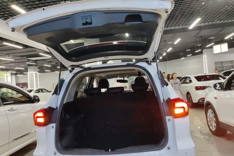 Used Haval M6 2019 1.5T DCT Two-Wheel Drive Value Edition China VI Standard Trunk