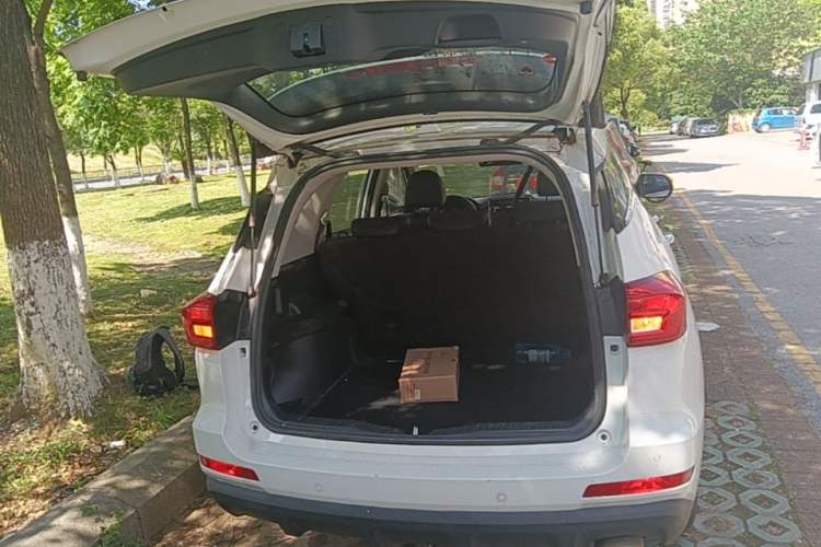 Used Haval M6 2019 1.5T Manual Two-Wheel Drive Elite Version China VI Standard Trunk