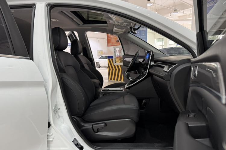 Used Haval M6 2023 PLUS 1.5T Manual Luxury Smart Connectivity Model Interior 9