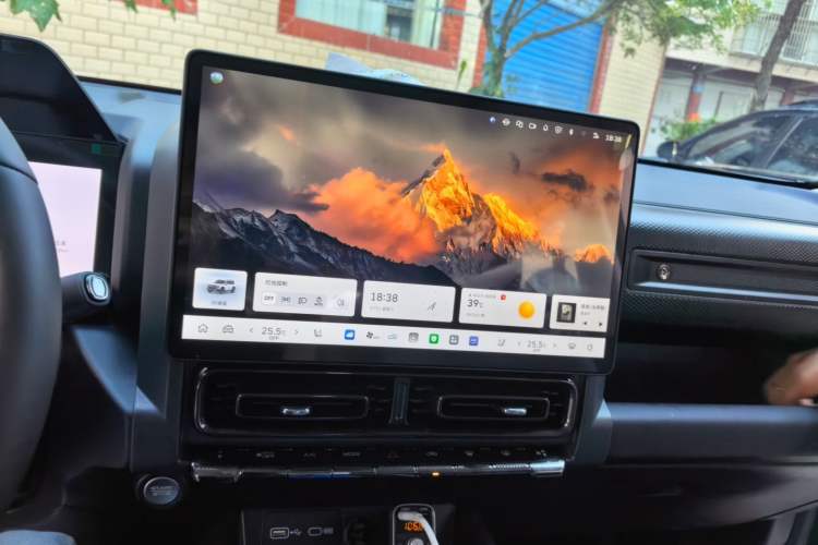 Used Haval Raptor 2025 2.0T 4WD Ultra Audio And AC Panel