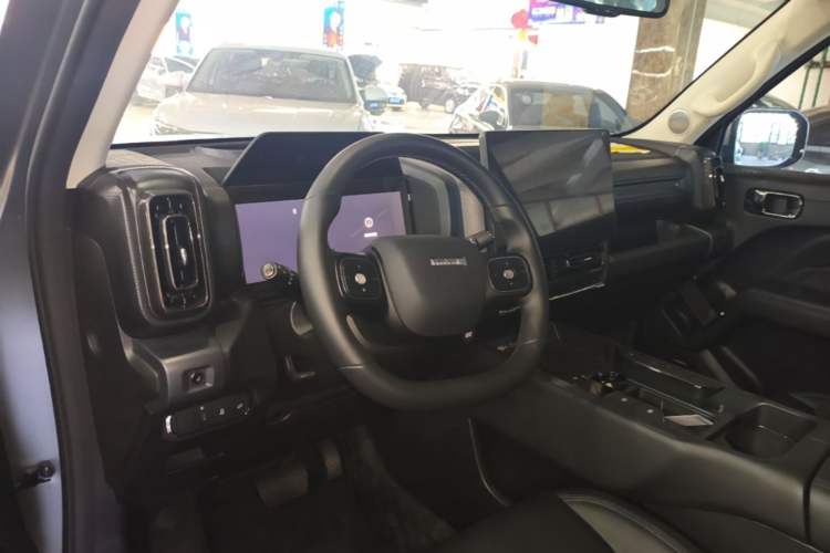 Used Haval Raptor 2025 2.0T 4WD Ultra Center Console