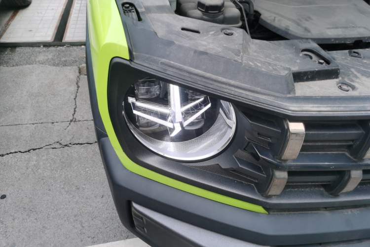 Used Haval X DOG 2022 1.5T DCT Four-Wheel Drive Trendy Wild Edition Right Front Headlight