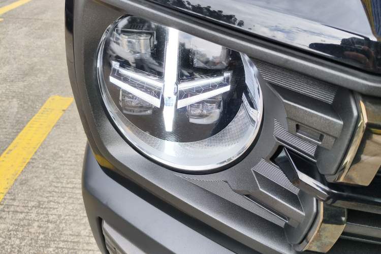 Used Haval X DOG 2022 1.5T DCT Two-Wheel Drive Trendy Sound Edition Right Front Headlight