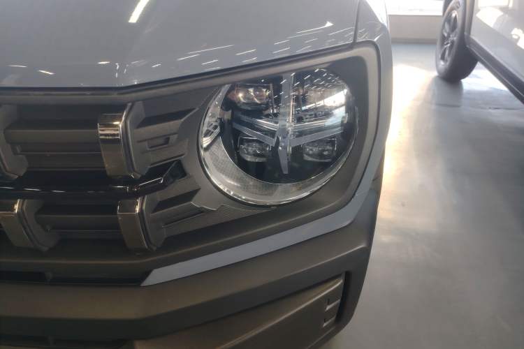 Used Haval X DOG 2022 1.5T DCT Two-Wheel Drive Trendy Edition Left Front Headlight