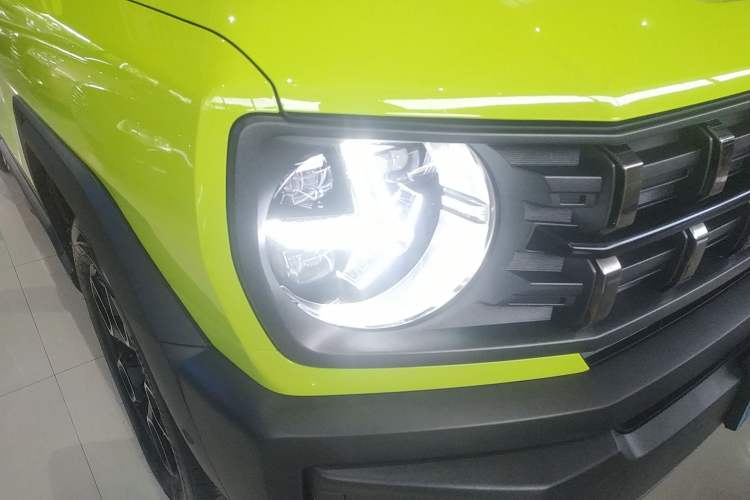 Used Haval X DOG 2022 1.5T DCT Four-Wheel Drive Trendy Wild Edition Right Front Headlight