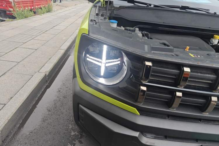 Used Haval X DOG 2022 1.5T DCT Four-Wheel Drive Trendy Wild Edition Right Front Headlight