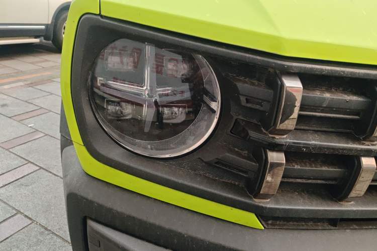 Used Haval X DOG 2022 1.5T DCT Two-Wheel Drive Trendy Edition Right Front Headlight