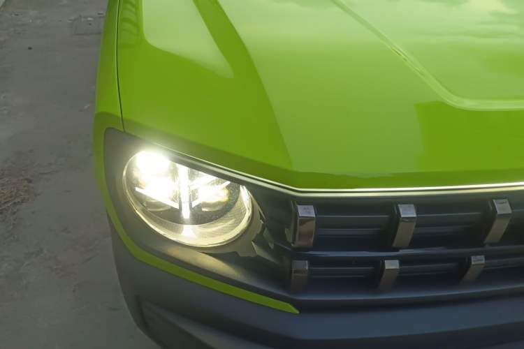 Used Haval X DOG 2022 1.5T DCT Four-Wheel Drive Trendy Wild Edition Right Front Headlight