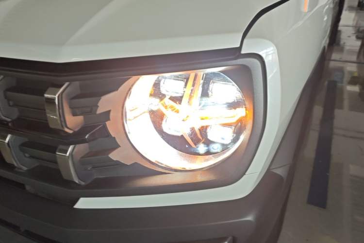 Used Haval X DOG 2022 1.5T DCT Two-Wheel Drive Trendy Edition Left Front Headlight